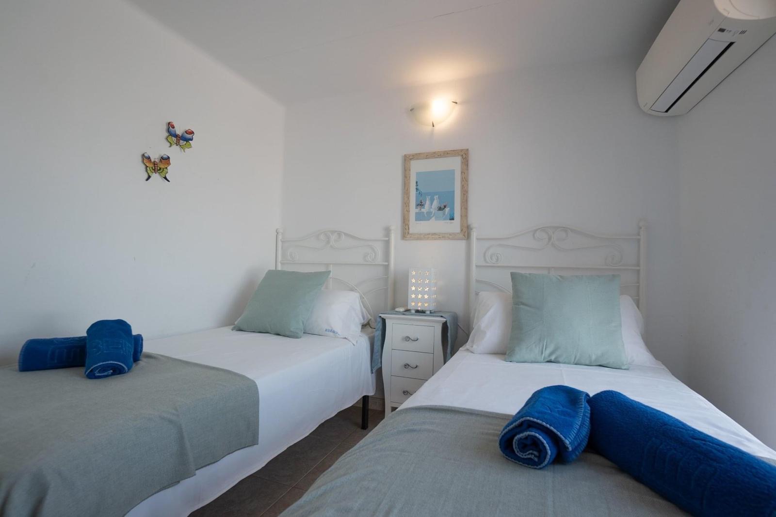 Ensuite twin bedroom in the outhouse with fresh towels